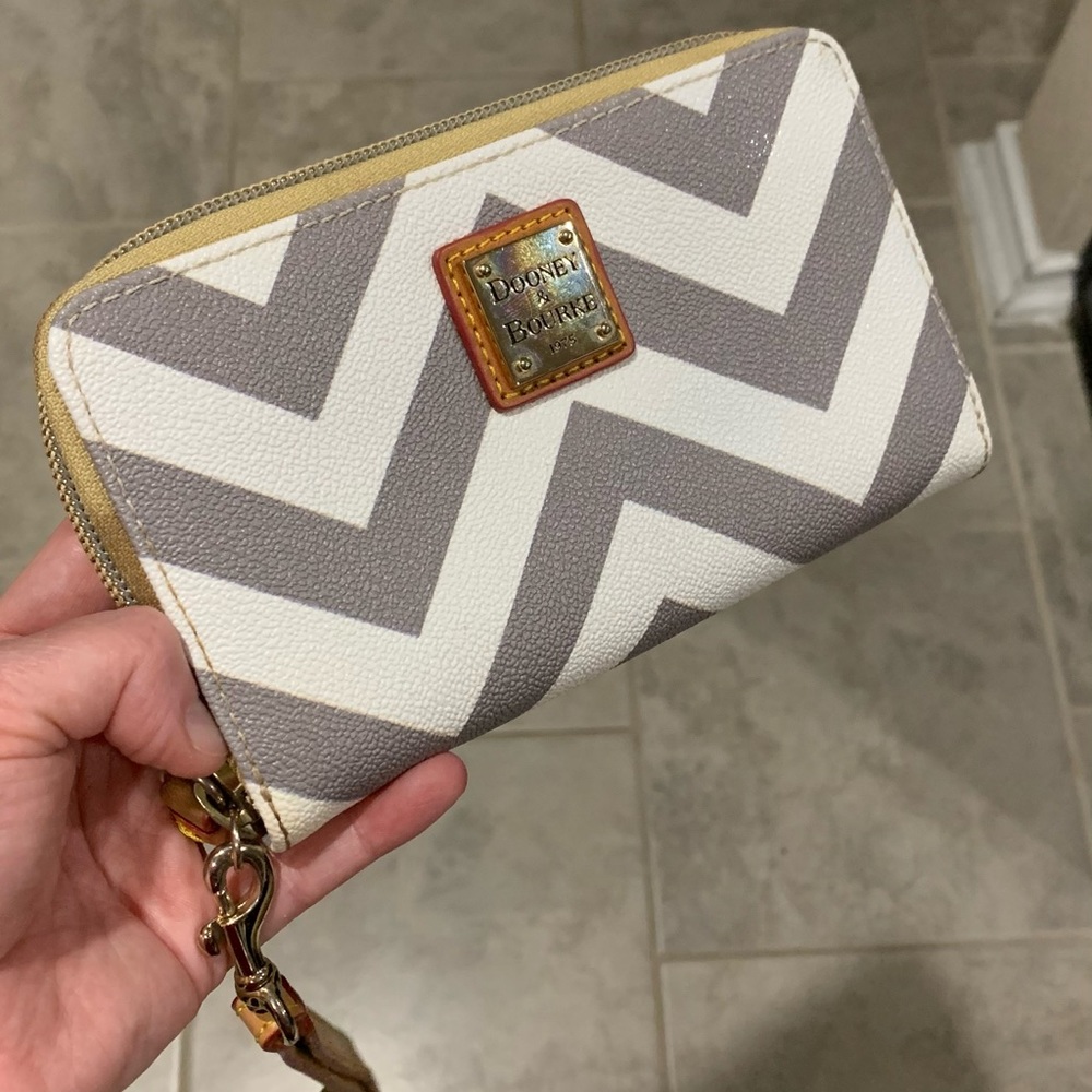 Dooney and bourke wristlet